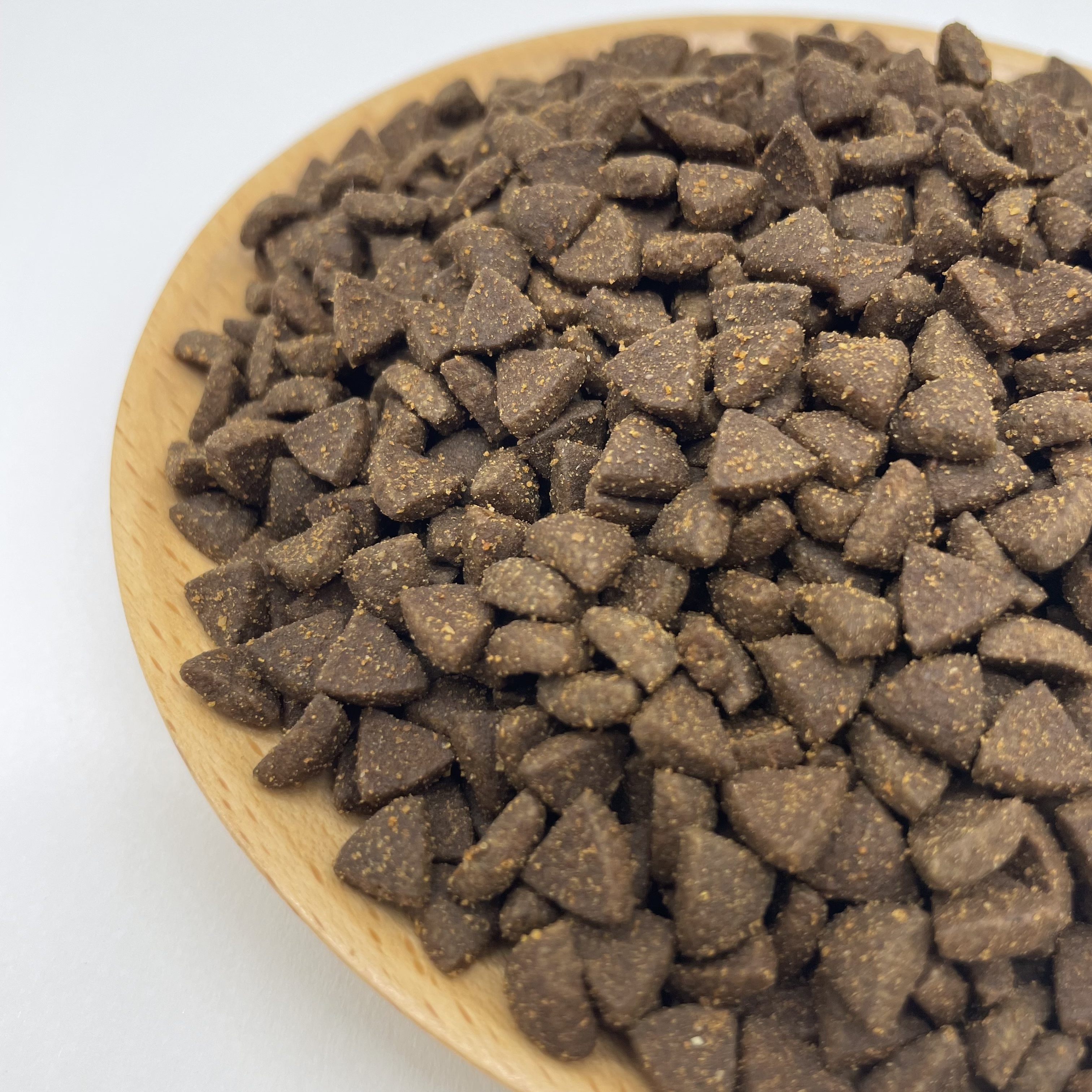 Gros plan sur la texture d'une croquette AMD Dog Food